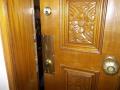 Κλειδαριές ασφαλείας σε βαρέως τύπου ξύλινη πόρτα